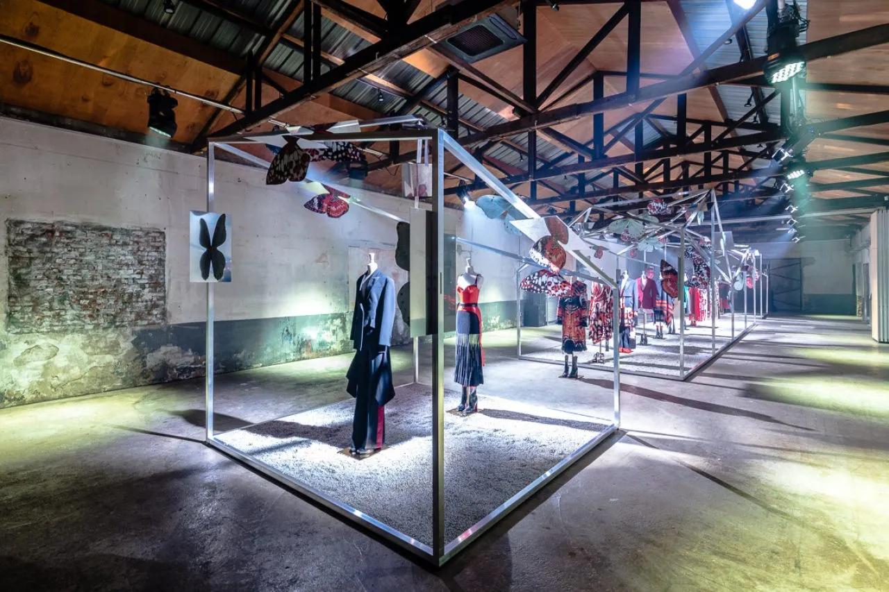 Custom Modulair Displaysysteem: Alexander McQueen Project Overzicht